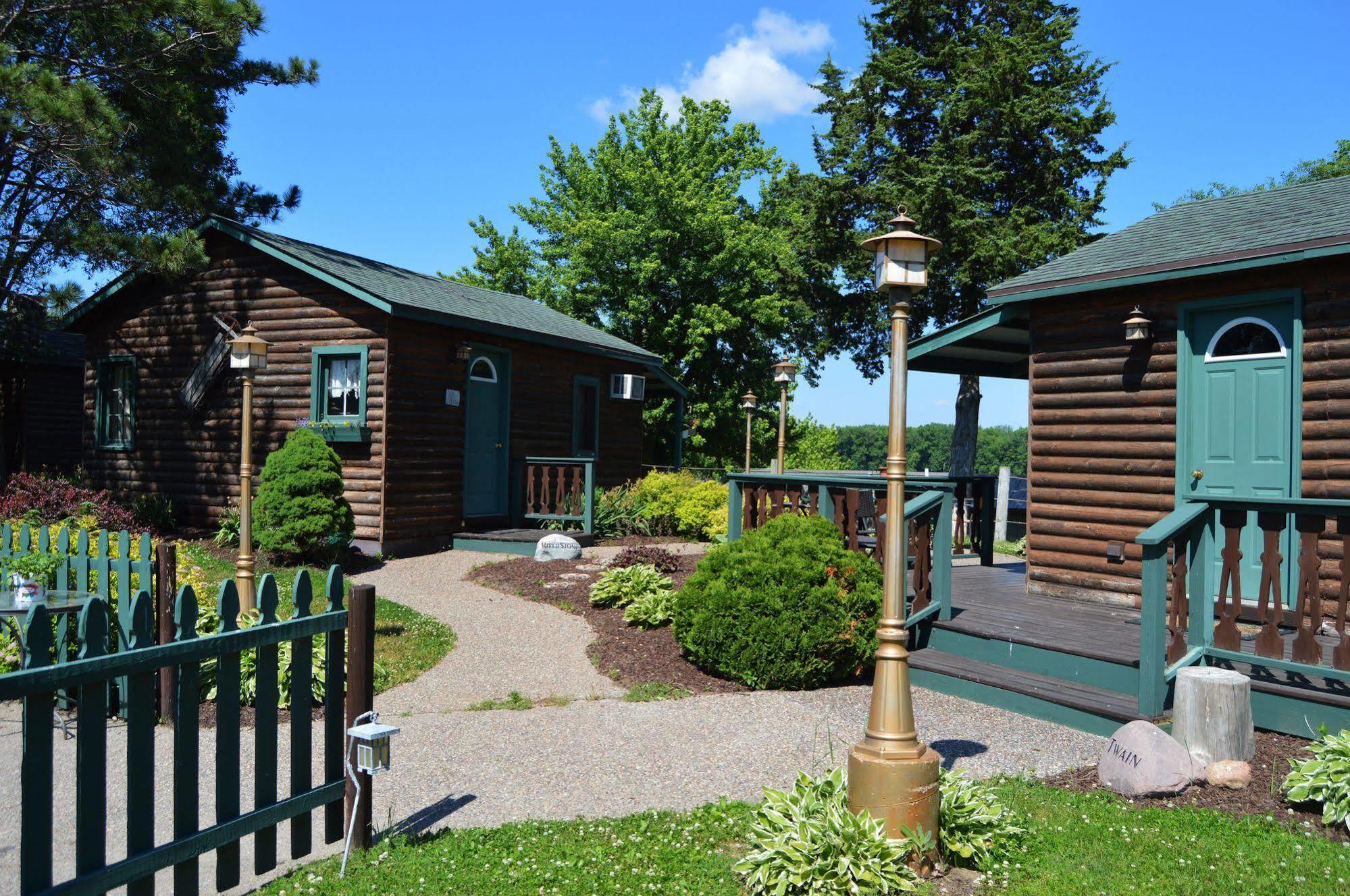 Moon River Cabins Bellevue Exterior photo