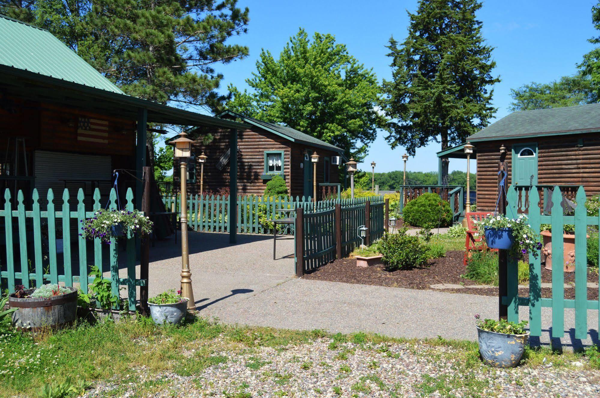 Moon River Cabins Bellevue Exterior photo