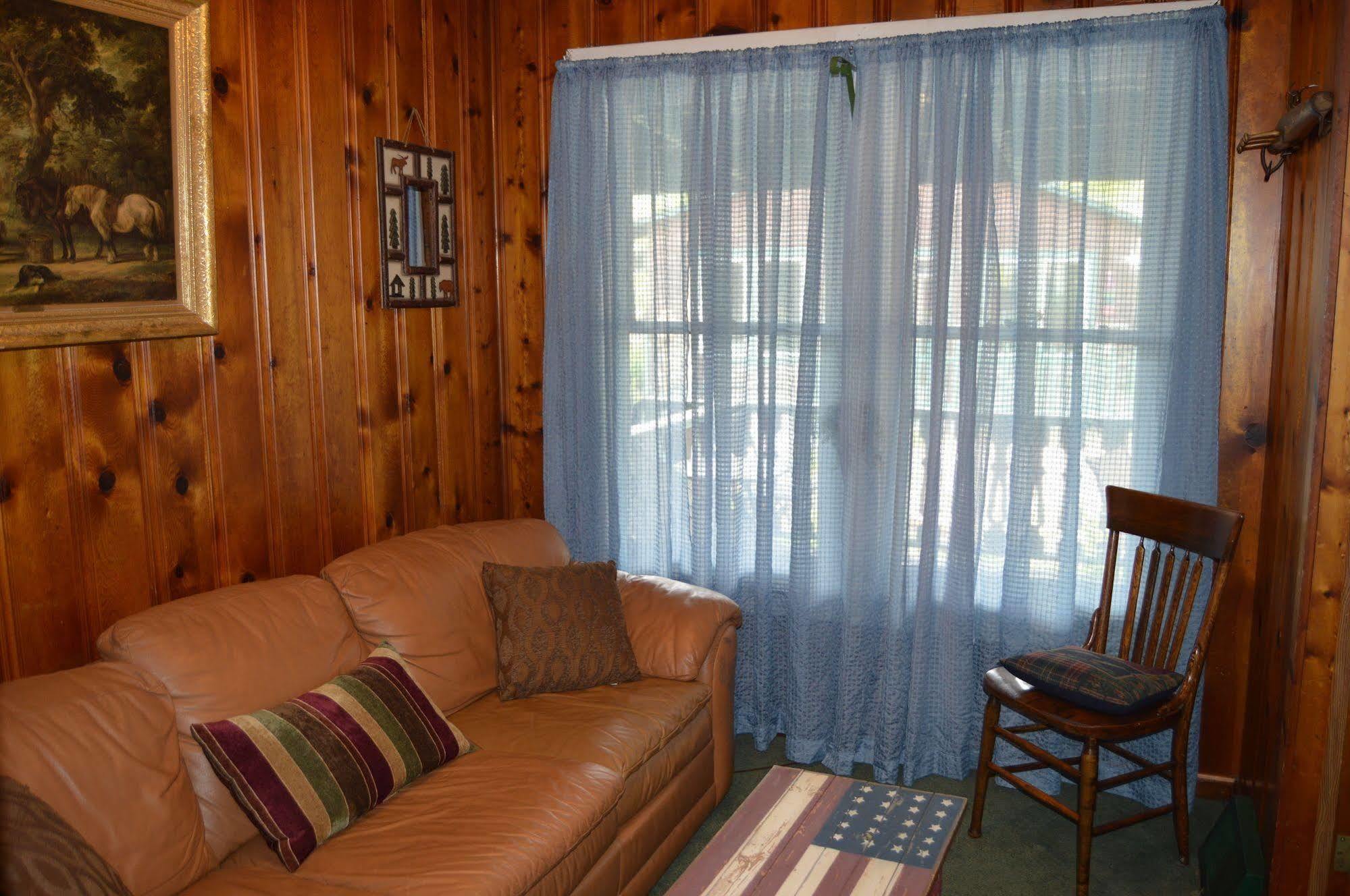 Moon River Cabins Bellevue Exterior photo