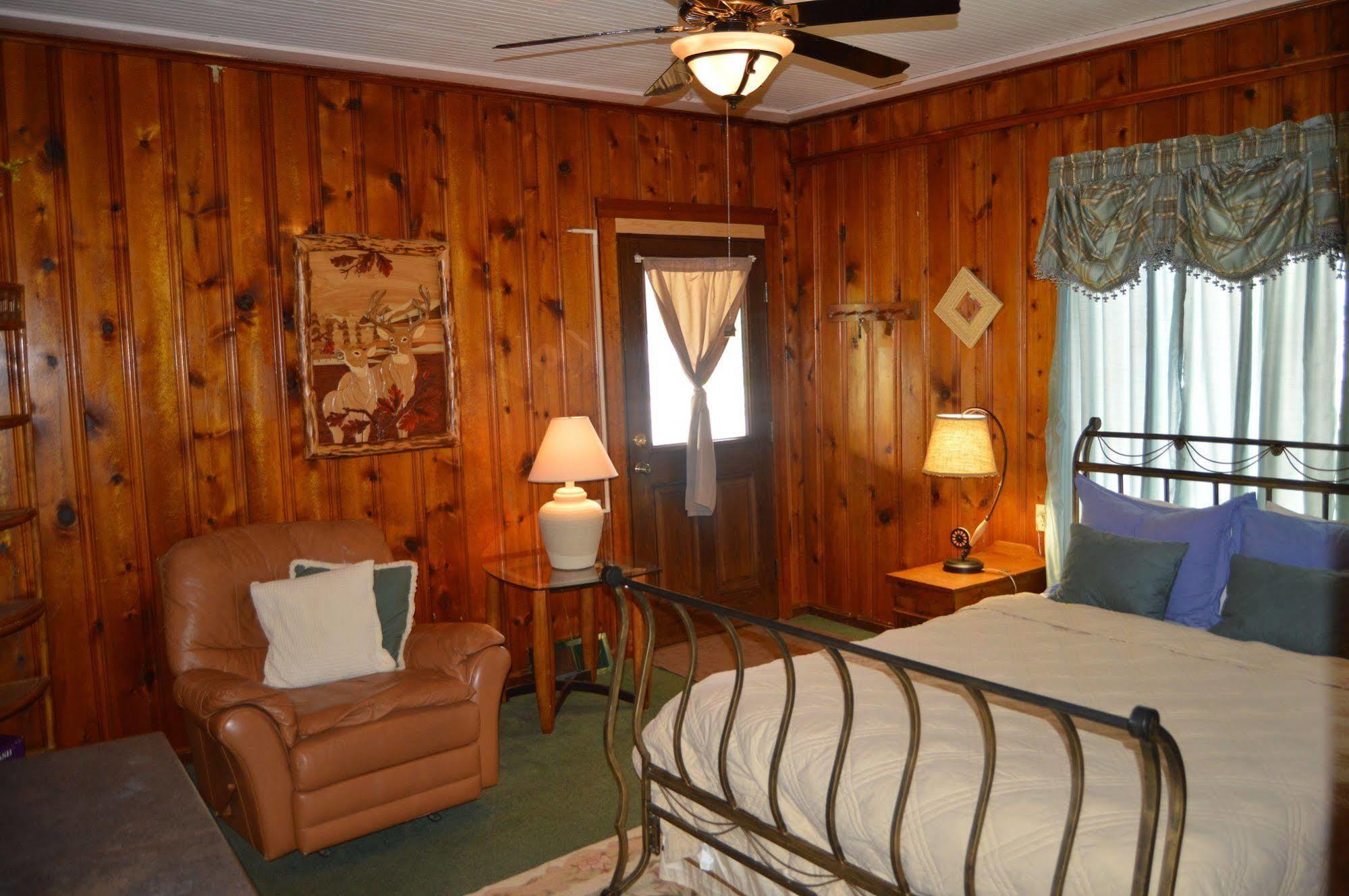 Moon River Cabins Bellevue Exterior photo